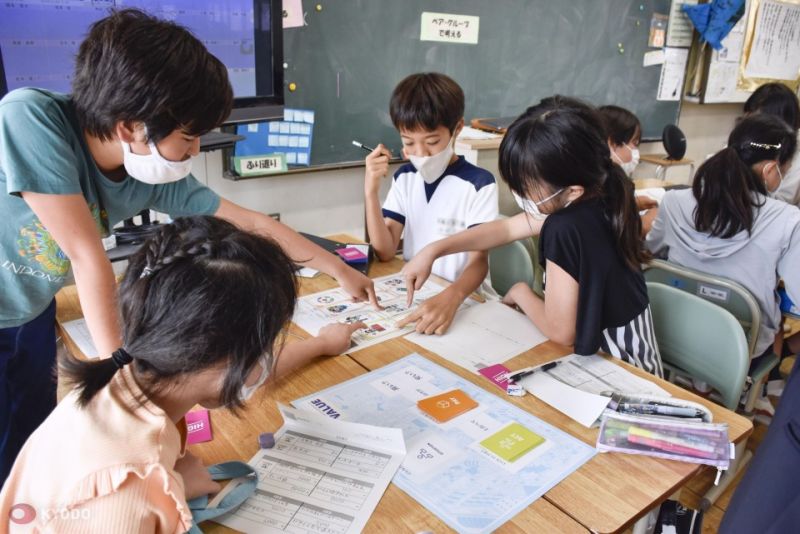 Tiết học tài chính của học sinh lớp 5 tại trường Tiểu học Kamakura. Ảnh: Kyodo